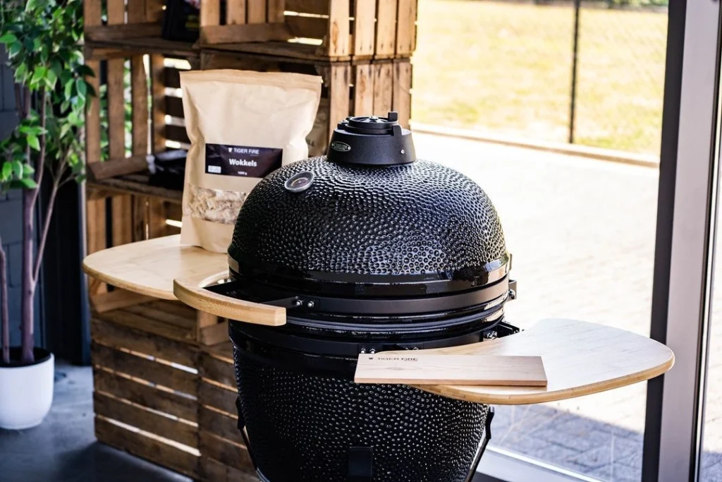 Kamado BBQ - Stylish Design: "Enhance your outdoor space with the stylish Kamado BBQ. A modern and elegant addition to any backyard. OFFICIAL STORE | SHOP | PLANCHA BBQ | BBQ KOPEN | Kupić BBQ | Koupit BBQ | Buy a BBQ | Acheter BBQ | BBQ KAUFEN | Acquistare un BBQ | Comprar un BBQ | EINEN BBQ KAUFEN | Comprar um BBQ | FUERPLATTE PLANCHA BBQ | PLANCHA GRILL | BBQ GRIDDLE