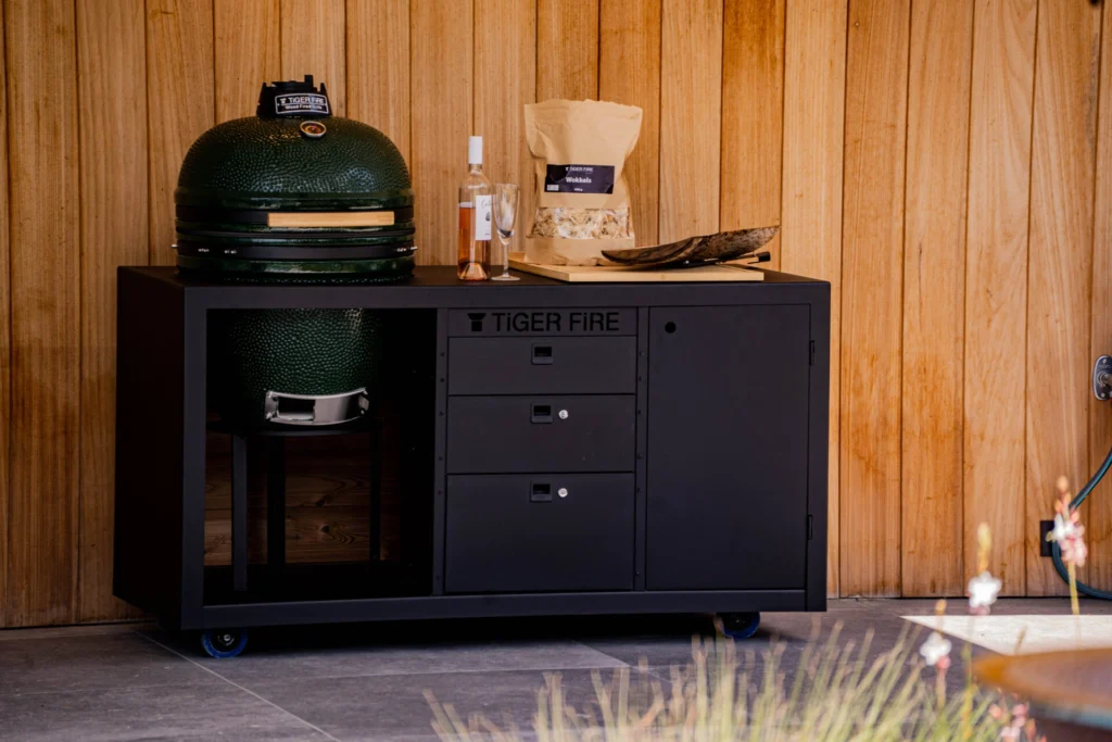 Kamado BBQ - Superior Heat Retention: "Experience superior heat retention with the Kamado BBQ. Cook your meals to perfection with consistent and even heat. OFFICIAL STORE | SHOP | PLANCHA BBQ | BBQ KOPEN | Kupić BBQ | Koupit BBQ | Buy a BBQ | Acheter BBQ | BBQ KAUFEN | Acquistare un BBQ | Comprar un BBQ | EINEN BBQ KAUFEN | Comprar um BBQ | FUERPLATTE PLANCHA BBQ | PLANCHA GRILL | BBQ GRIDDLE